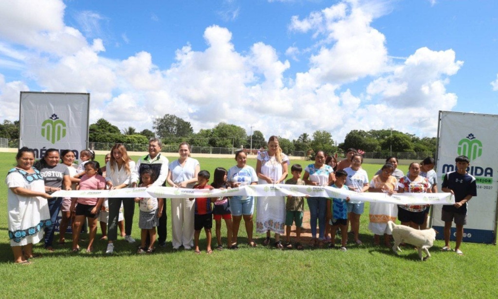 Entrega Cecilia Patrón rehabilitación del campo deportivo de Hunxectamán Entrega Cecilia Patrón rehabilitación del campo deportivo de Hunxectamán
