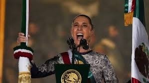 Histórico, por primera vez una mujer desde el balcón de Palacio Nacional grita ¡Viva México! Histórico, por primera vez una mujer desde el balcón de Palacio Nacional grita ¡Viva México!