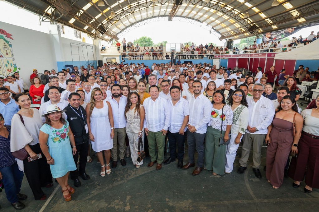 Inaugura gobernador Díaz Mena Ventanilla Única Estatal Móvil, en Kanasín Inaugura gobernador Díaz Mena Ventanilla Única Estatal Móvil, en Kanasín