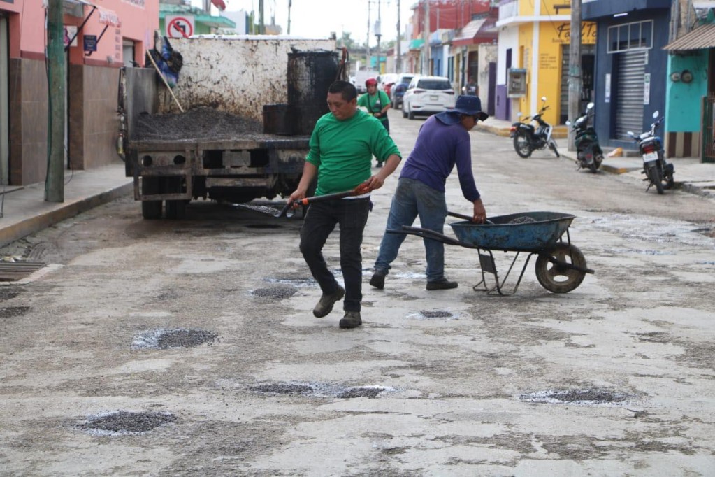 Pese a lluvias, no para el bacheo en Tizimín