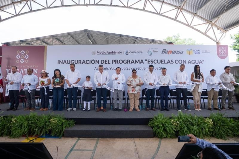 Se suma gobernador Díaz Mena a iniciativa privada para llevar agua a los planteles Se suma gobernador Díaz Mena a iniciativa privada para llevar agua a los planteles