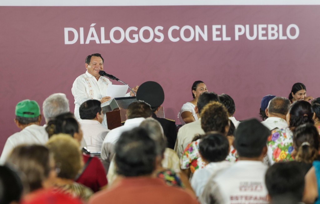 Díaz Mena escucha y responde peticiones de vecinos de la Amalia Solórzano