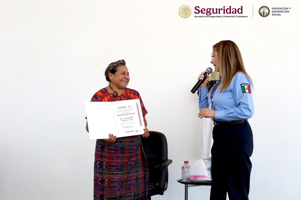 Inspira Rigoberta Menchú a mujeres privadas de la libertad, en Cefereso 16