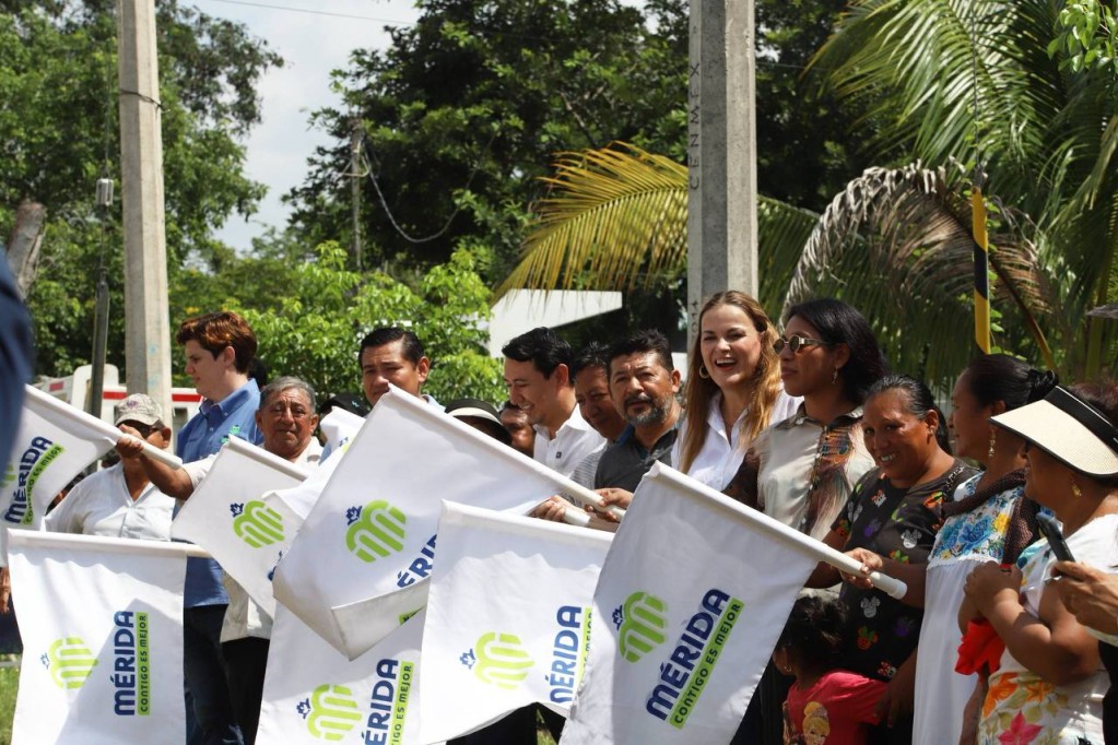 Entrega Cecilia calles nuevas y arranca construcción de más vialidades, en San José Tzal.