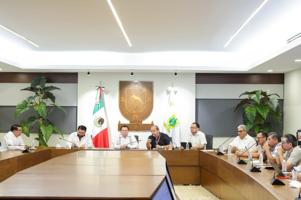 Gobernador Díaz Mena da seguimiento a temas del transporte público en reunión con la ATY