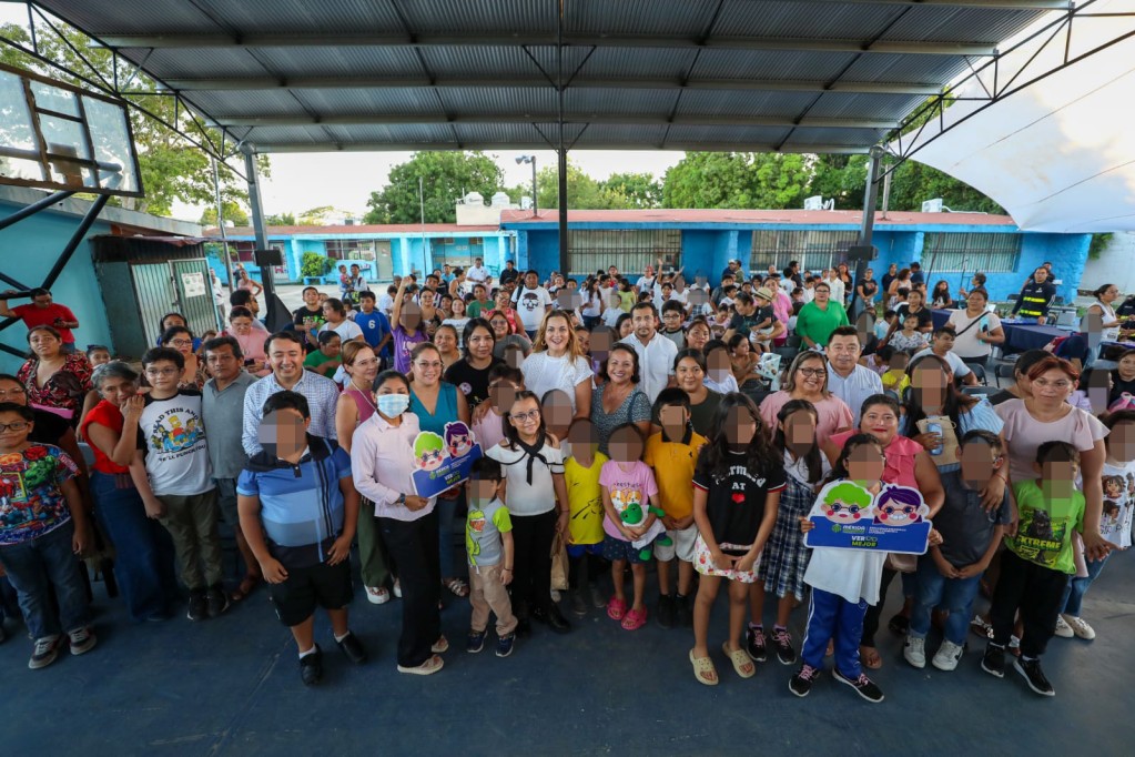 Apoya Cecilia Patrón con lentes a niñas y niños de escuela primaria.