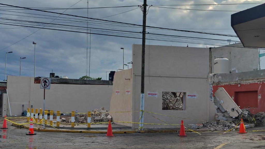 Muro demolido cae sobre un auto estacionado en el centro de Tizimín Muro demolido cae sobre un auto estacionado en el centro de Tizimín