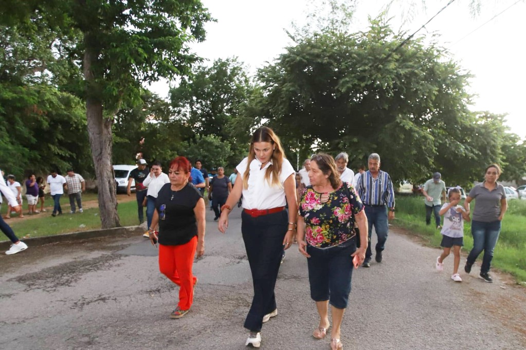 Cecilia Patrón sigue caminando calle por calle las colonias Cecilia Patrón sigue caminando calle por calle las colonias