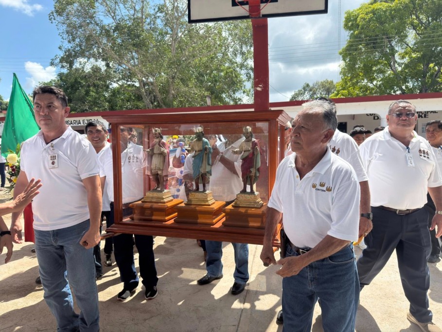 Regresan a sus nichos las imágenes de los Tres Reyes Magos de Tizimín Regresan a sus nichos las imágenes de los Tres Reyes Magos de Tizimín