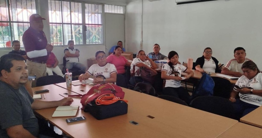 Brindan capacitación en eventos hidrometeorológicos a maestros del Cobay de Colonia Yucatán