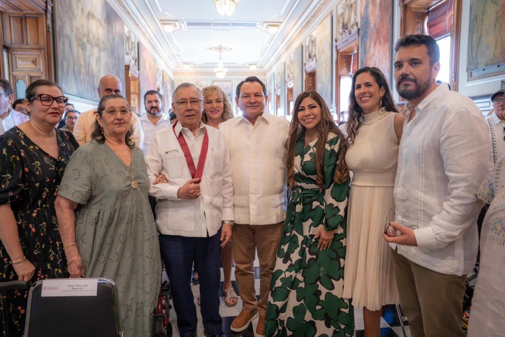 Entrega gobernador Díaz Mena la Medalla Eligio Ancona a Pedro José Sierra Lira