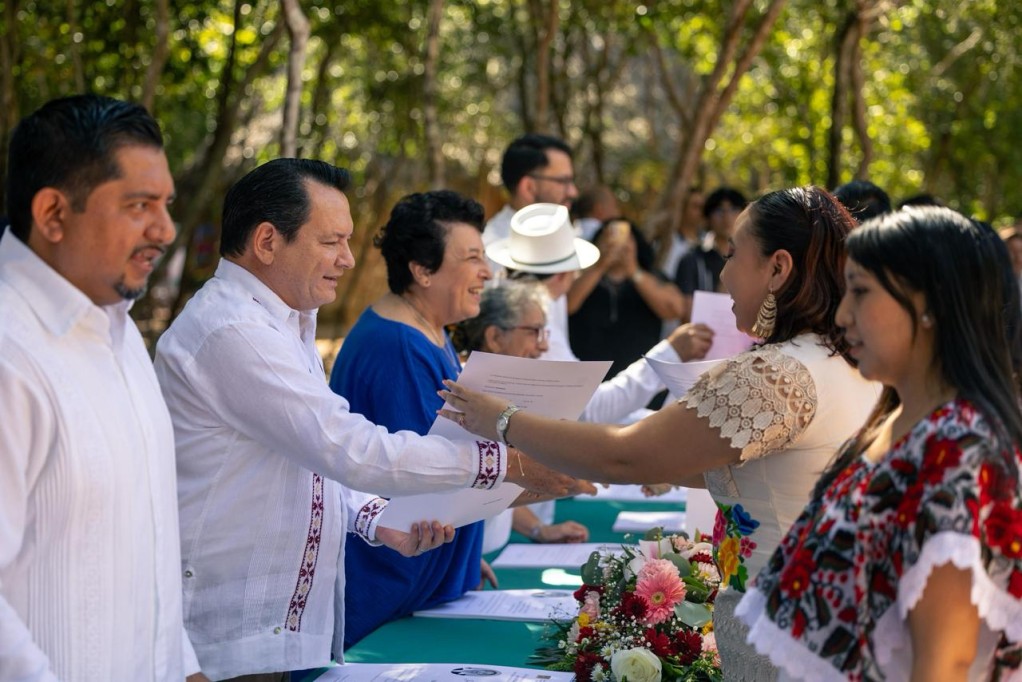 Gobernador entrega 220 certificados de licenciatura a egresados de las Universidades para el Bienestar