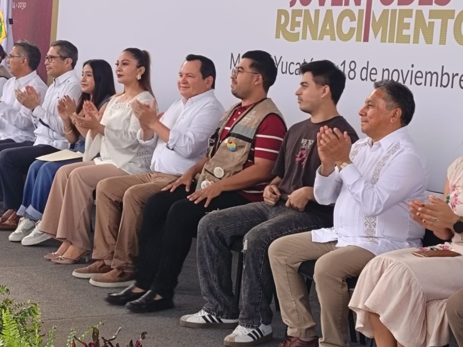 Entregan becas Juventudes Renacimiento a más de nueve mil yucatecos