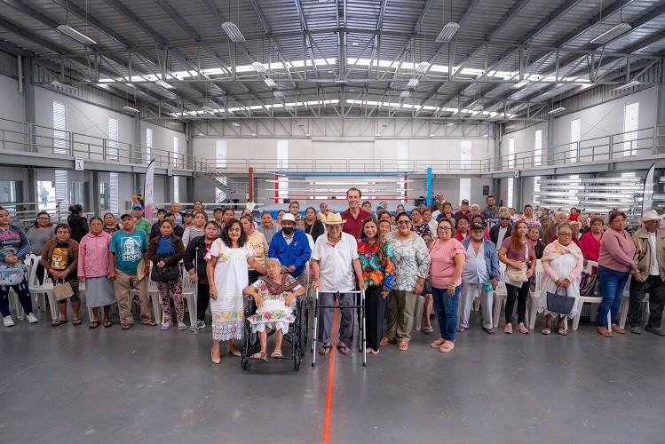 Fortalecen autonomía de yucatecos con entrega de aparatos de movilidad