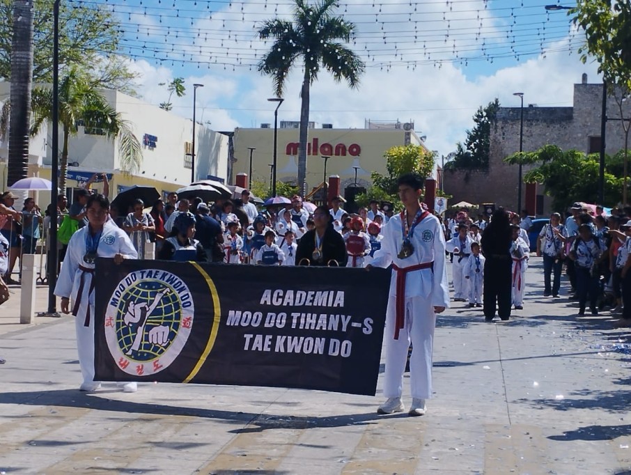 Vistoso desfile conmemorativo de la Revolución Mexicana, en Tizimín