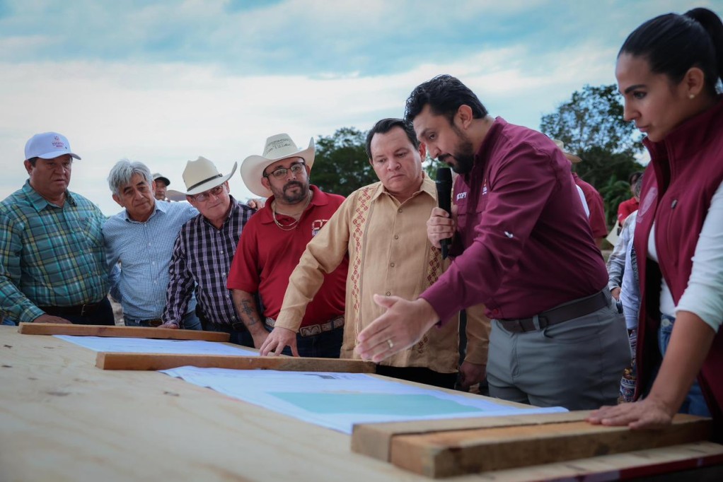 Gobierno del Renacimiento Maya construye campo de fútbol para fomentar deporte en Buctzotz