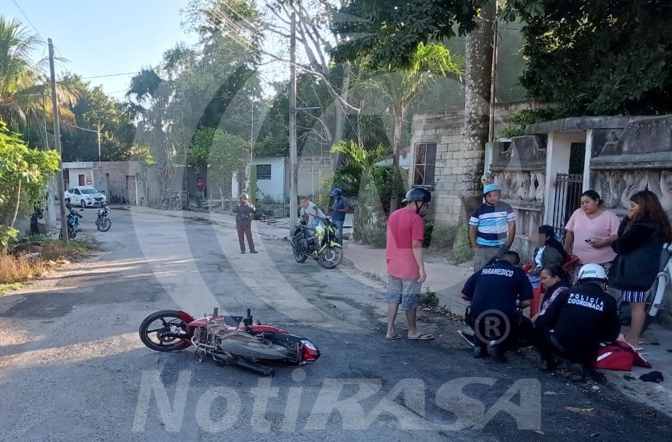 Madre no alcanzó a llevar a su hija a la escuela, un perro se atravesó y cayeron de la moto, en Tizimín