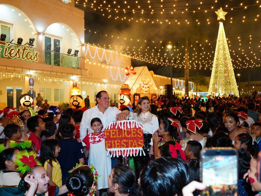 Tizimín brilla con el encendido del árbol navideño