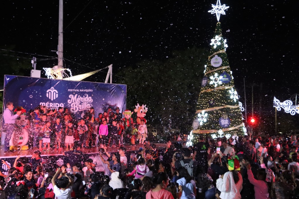 Pone en funcionamiento Cecilia Patrón el 6° Árbol de Navidad monumental en Mérida