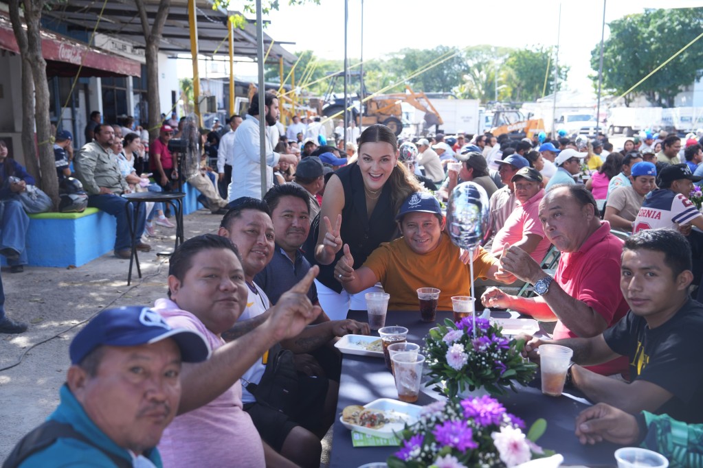 Cecilia Patrón celebra el fin de un intenso año de trabajo con servidores públicos del Ayuntamiento de Mérida