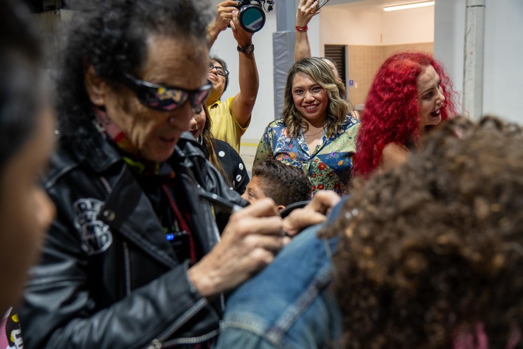 Alex Lora convive con niñas, niños y adolescentes de Casa Otoch en una jornada de música y alegría