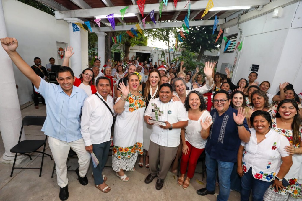 Cecilia Patrón entrega reconocimiento internacional a la campaña Mérida Ta Wéetel