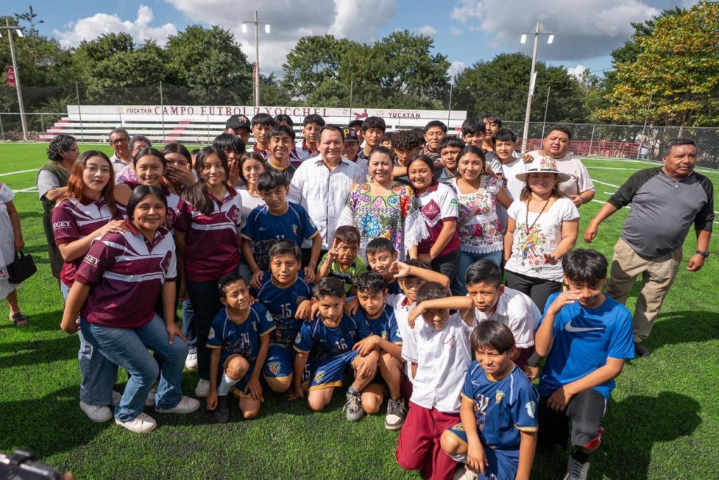 Gobierno del Estado entrega renovada cancha de fútbol 7, en Xocchel