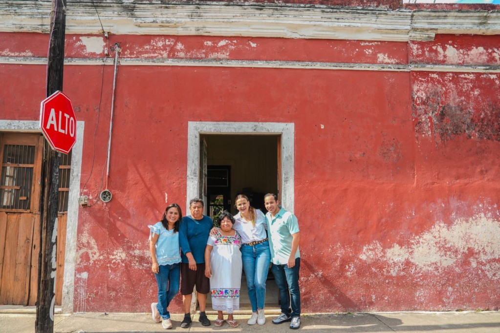 Entrega Cecilia Patrón títulos de propiedad en comisarías de Mérida