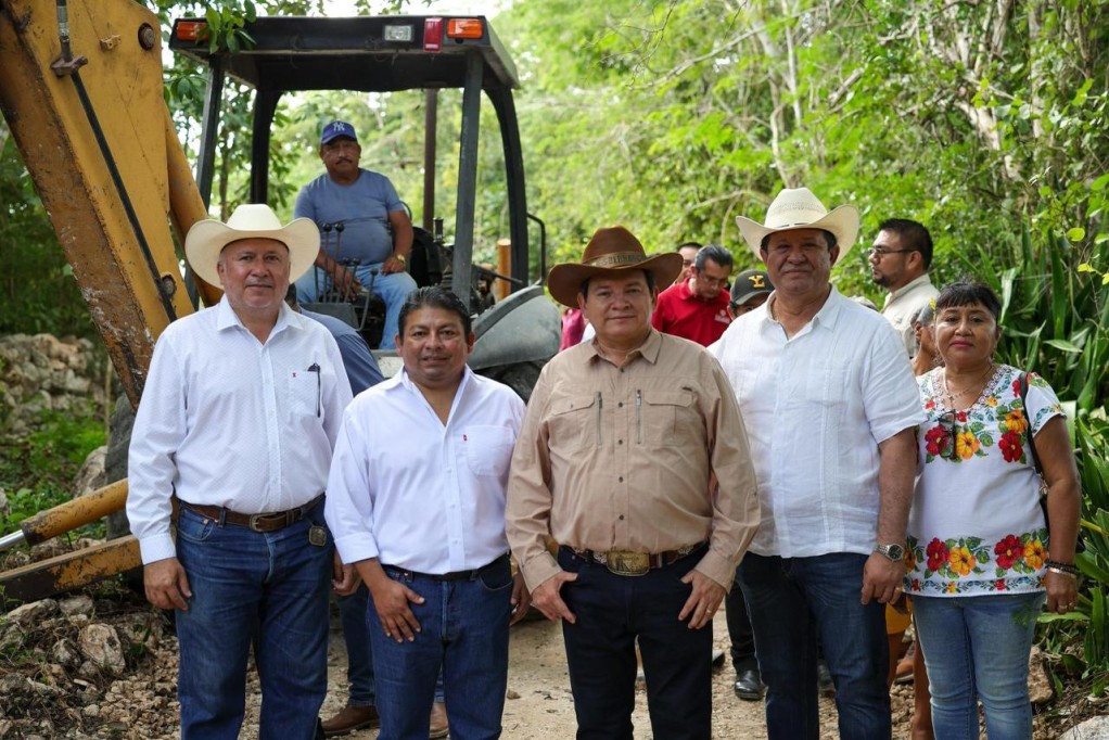 Mejoran producción agrícola con la construcción de Caminos Renacimiento