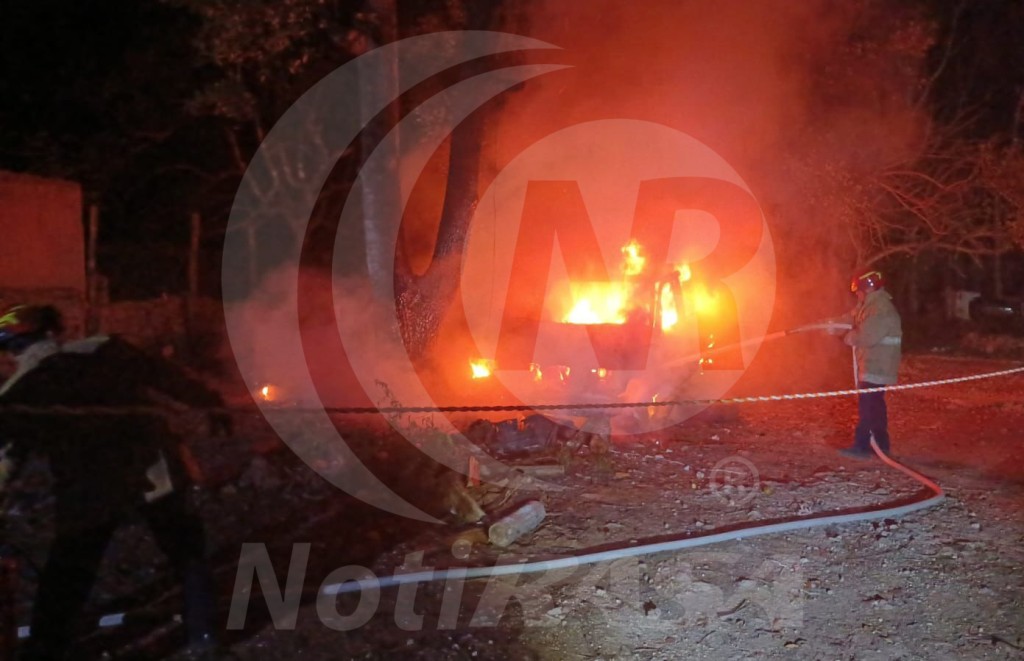Por quemar basura, se incendia un vehículo en Tizimín