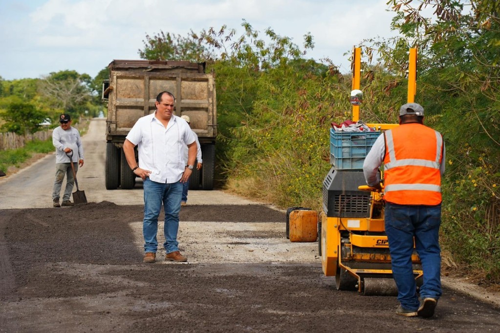 Supervisan trabajos de bacheo de Dzonot Carretero a Loche