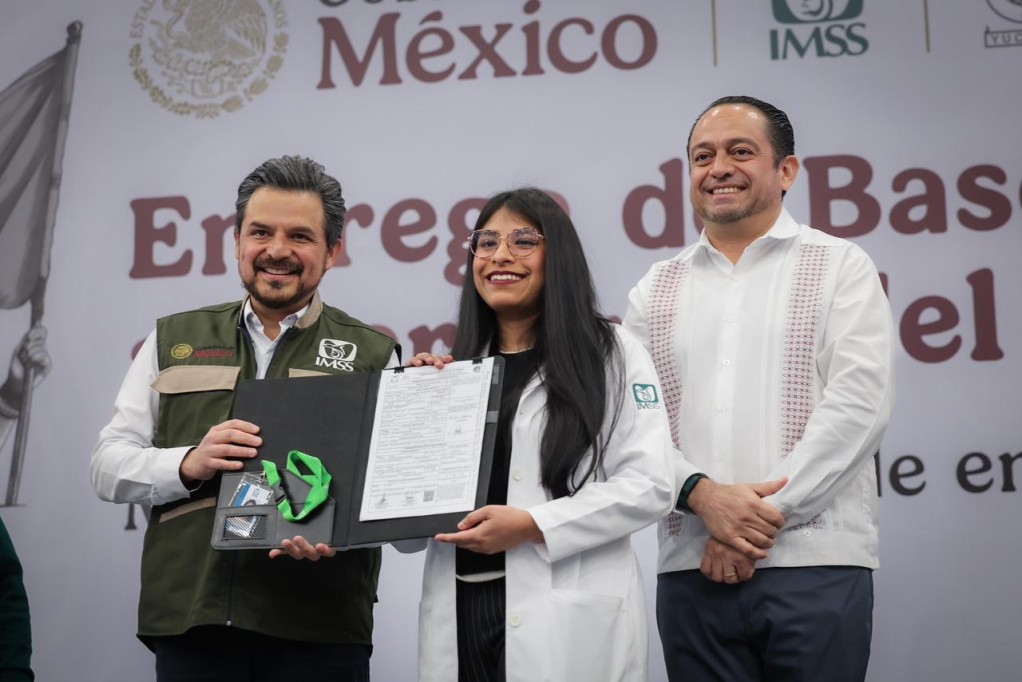 Entregan 124 bases y nombramientos a personal del IMSS en Yucatán