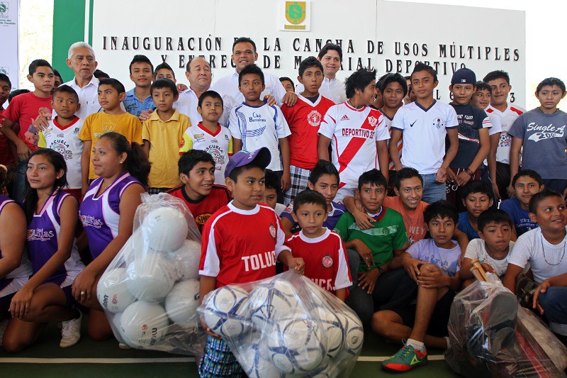 Entregan cancha de usos múltiples en Cobay de Cholul Entregan cancha de usos múltiples en Cobay de Cholul