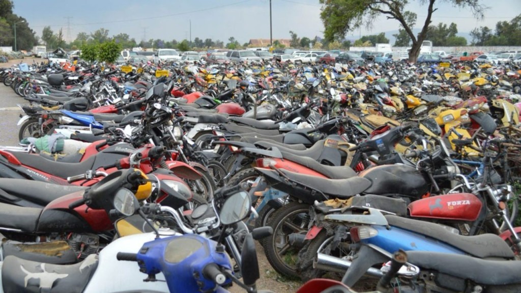 Miles de vehículos en el corralón, ahora le pertenecen al Estado