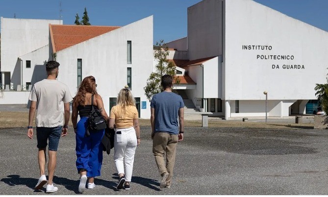 Ofrecen a jóvenes del oriente yucateco 15 becas para estudiar en universidad europea