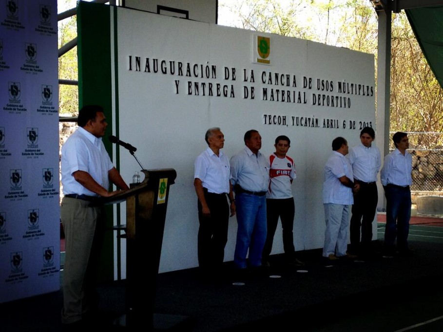 Inaugura gobernador cancha de usos múltiples en Tecoh Inaugura gobernador cancha de usos múltiples en Tecoh