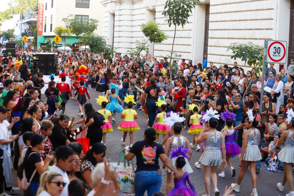 Agradece alcaldesa a la niñez meridana por compartir su alegría