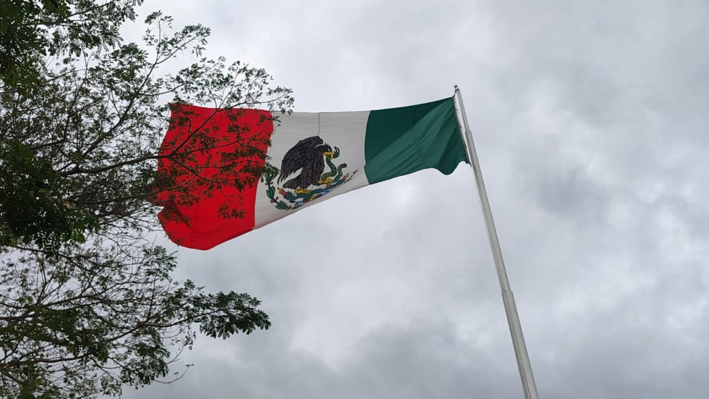 Homenajean a la Bandera Nacional, en su día