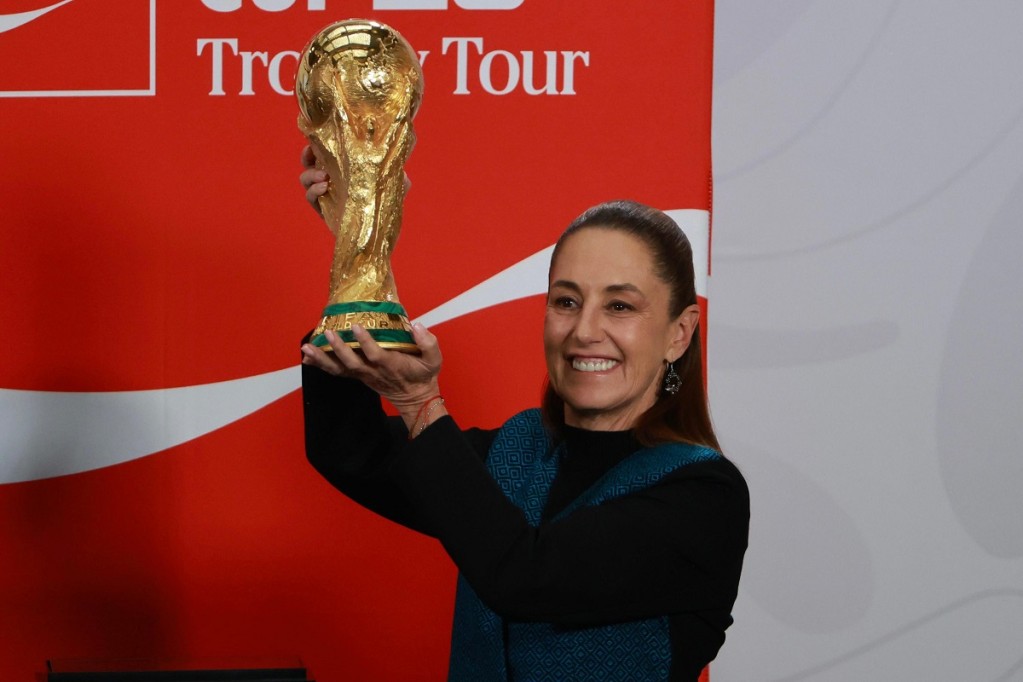 Claudia Sheinbaum y Rommel presentan la Copa del Mundo que iniciará su recorrido por nuestro país
