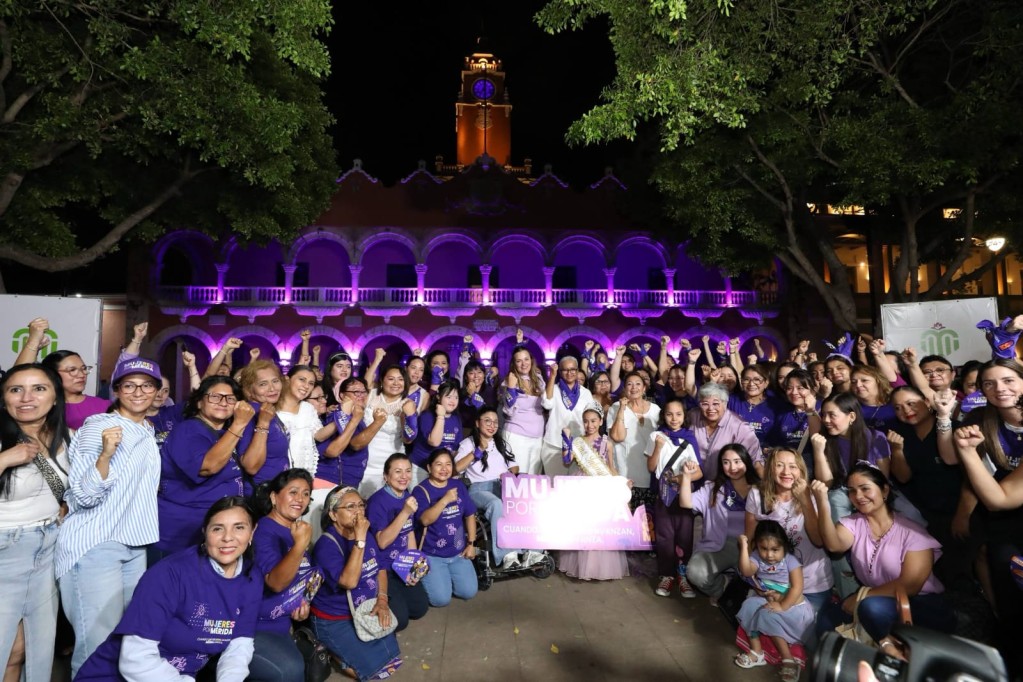Honra Cecilia Patrón la lucha de las mujeres meridanas con iluminación del Palacio Municipal de Mérida.