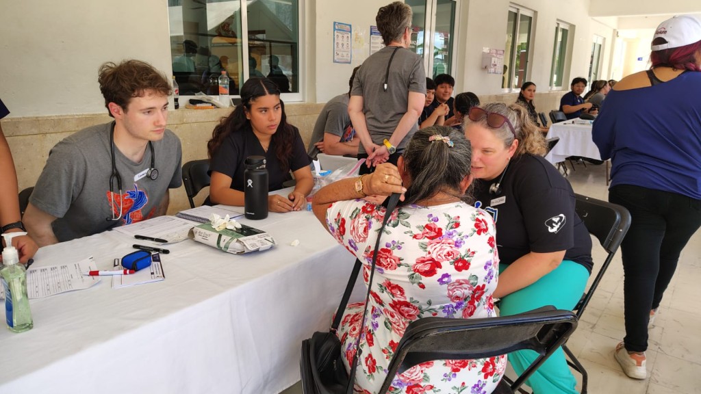 El voluntariado UADY y la Universidad de Florida cierran jornada médica, en Tizimín
