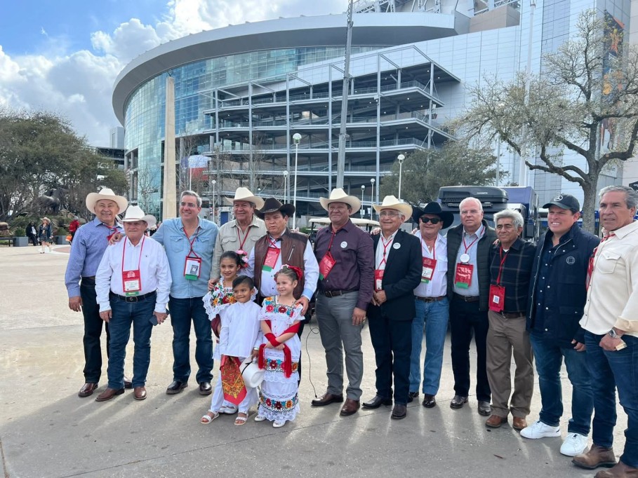 Viaja a Houston comitiva del Gobierno del Estado para promocionar la feria de Xmatkuil