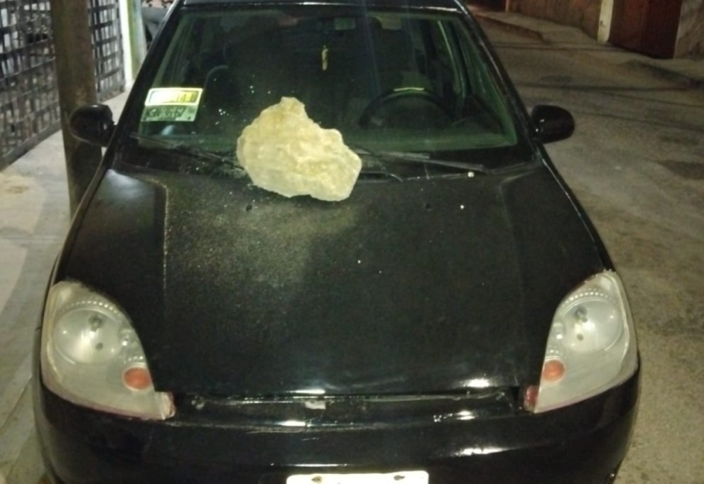 Fuera de sí, destruyó el parabrisas de un auto, en Tizimín