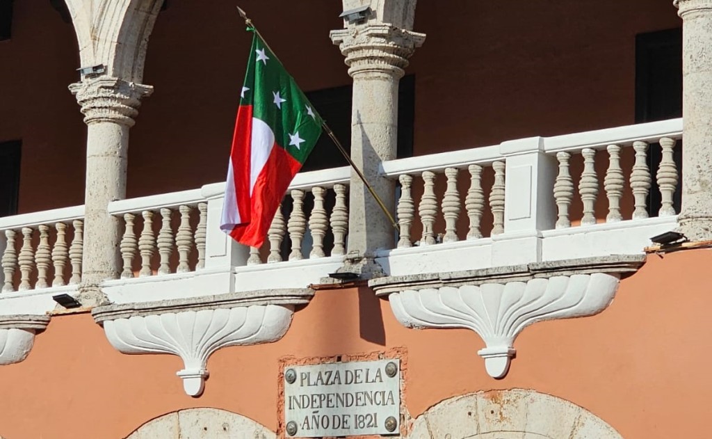 Vuelve a ondear la bandera de Yucatán en Palacio Municipal