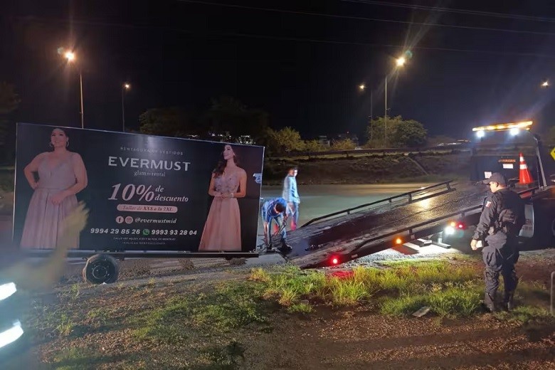 Retiran remolques con 15 años de abandono en operativo de limpieza vial en Mérida