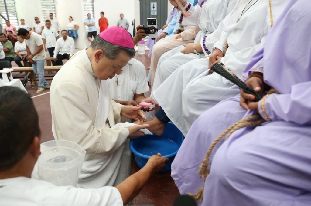 Lava arzobispo los pies a 12 personas privadas de la libertad