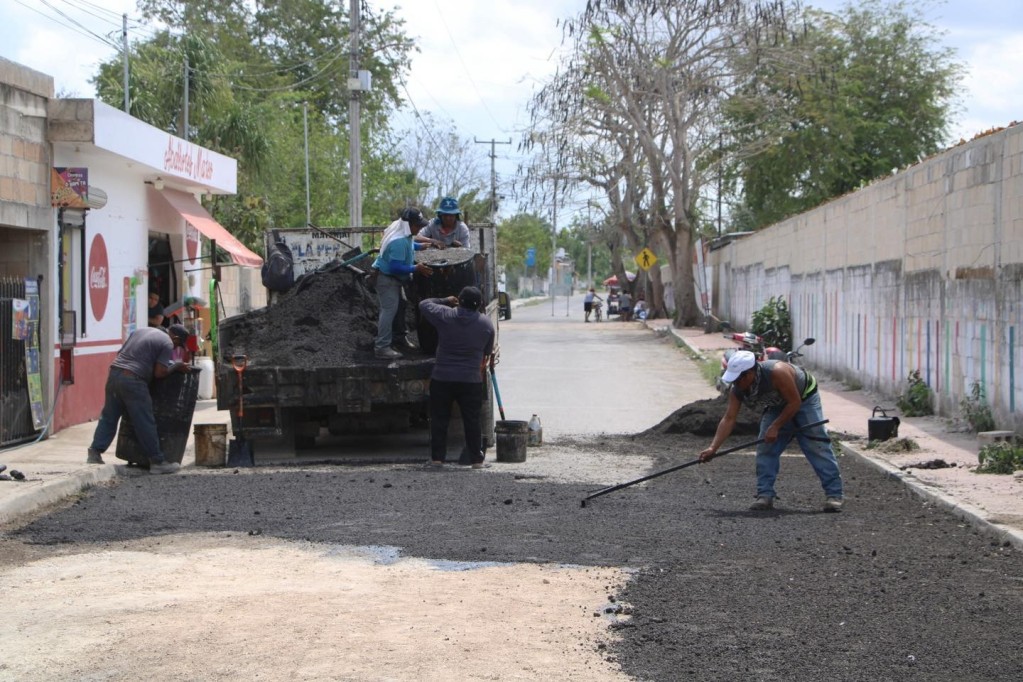 Responden a solicitud de reparación de enorme bache, en Tizimín