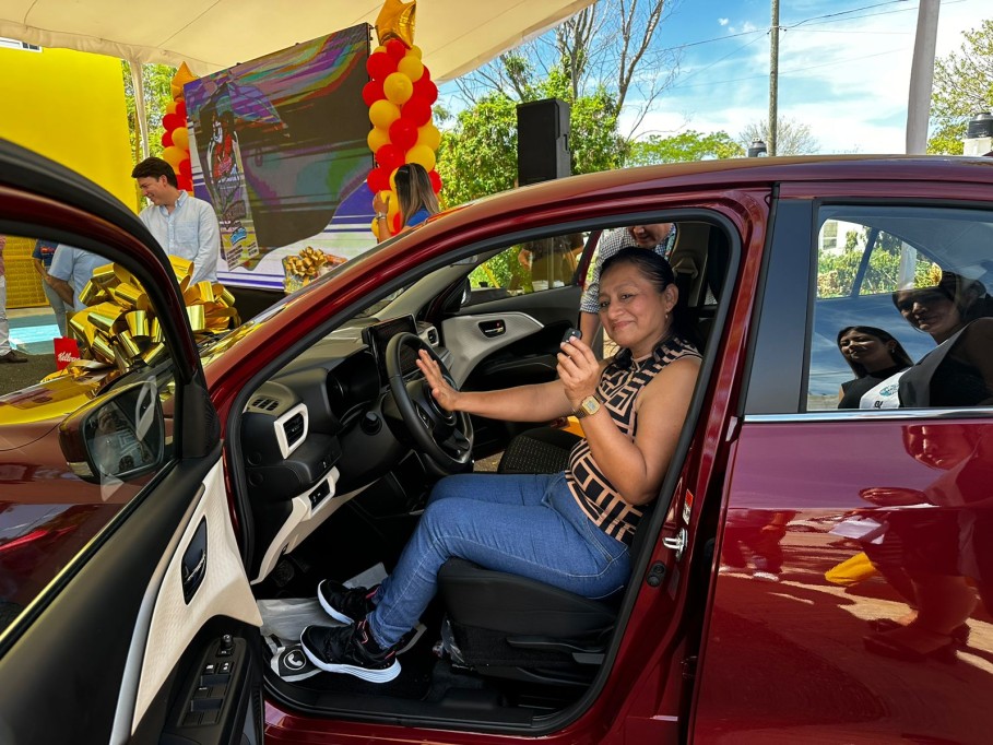 Estrena coche del año clienta de Súper Willys
