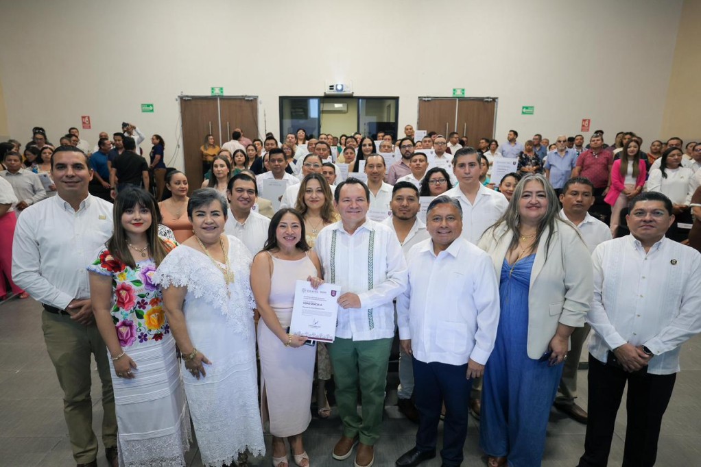 Gobernador entrega plazas a personal de apoyo educativo