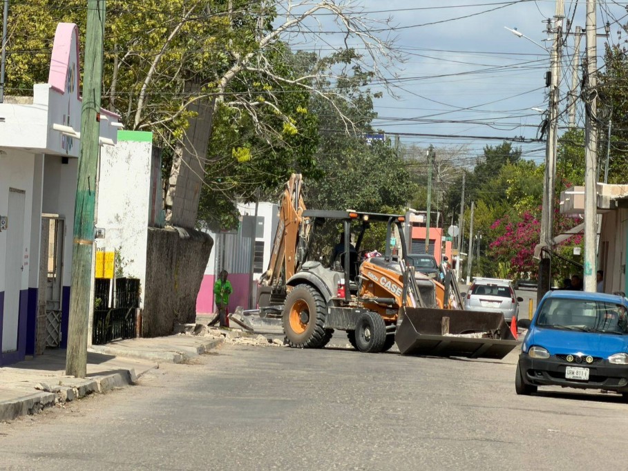 Demuelen muro con riesgo de caer, en el centro de Tizimín